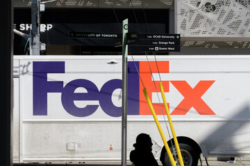 Naklejka premium FedEX delivery vehicle on McCaul St south of Dundas St W, near the Art Gallery of Ontario, Toronto