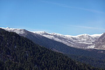 Obraz premium Snow Capped Mountain Range Under Blue Sky