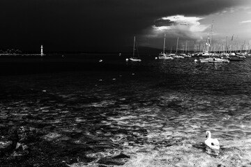 Bateaux de plaisance et voiliers dans La rade de Genève sous un noir ciel d'orage © PPJ