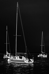 Voiliers dans La rade de Genève sous un noir ciel d'orage © PPJ