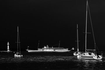 Bateau de croisière à roues à aubes rentrant dans le port de Genève sous un noir ciel d'orage © PPJ