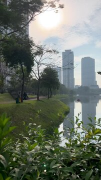 danau sebelah taman ditengah kota tangarang indonesia