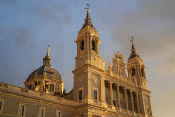Fototapeta premium Madrid, Spain -April 04, 2026: The cathedral of Santa María La Real de La Almudena. The cathedral building in the evening