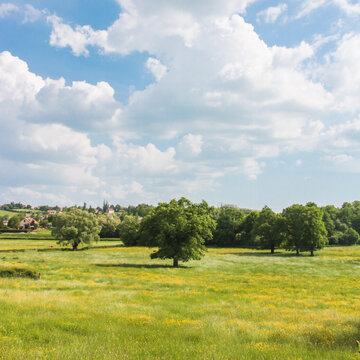 paysage de campagne en Bourgogne au printemps pr&egrave;s d'autun