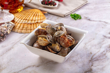 Steamed vongole clams with spices © Andrei Starostin