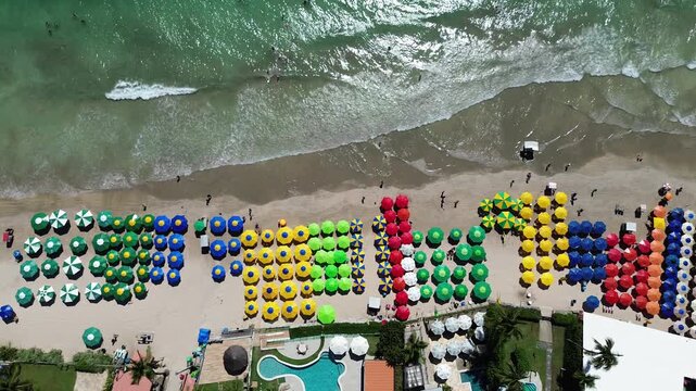Praia de Porto de Galinhas - Pernambuco vista a&eacute;rea de drone guarda sol