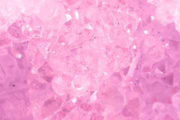Obraz premium Amethyst pink crystals. Gems. Mineral crystals in the natural environment. Texture of precious and semiprecious stones. Seamless background with copy space colored shiny surface of precious stones.