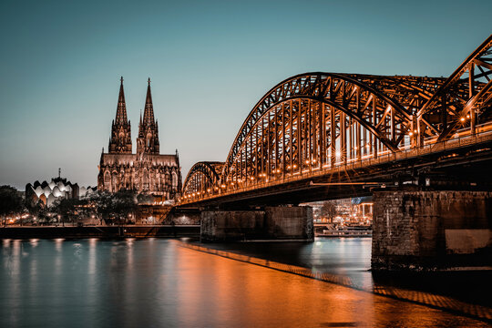 K&ouml;ln, Deutschland &ndash; 25.04.2026: Dom und Hohenzollernbr&uuml;cke bei Sonnenuntergang.