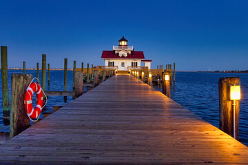Fototapeta premium A nightscape photo of the Roanoke Marshes Lighthouse in Manteo, North Carolina in the Eastern United States