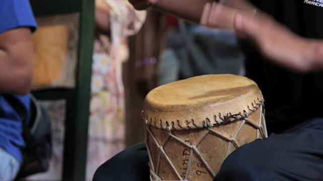 Manos de hombre tocando tambor de percusi&oacute;n