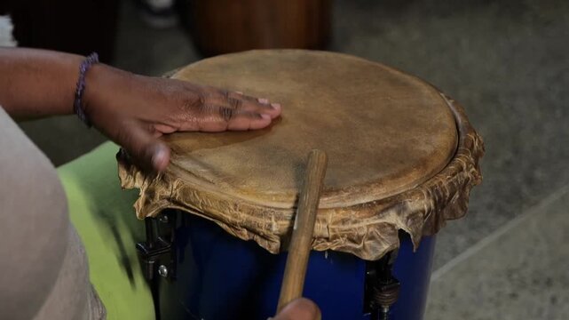 Manos de hombre tocando tambor de percusi&oacute;n