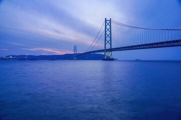 Obraz premium 夕暮れの明石海峡大橋と静かな海