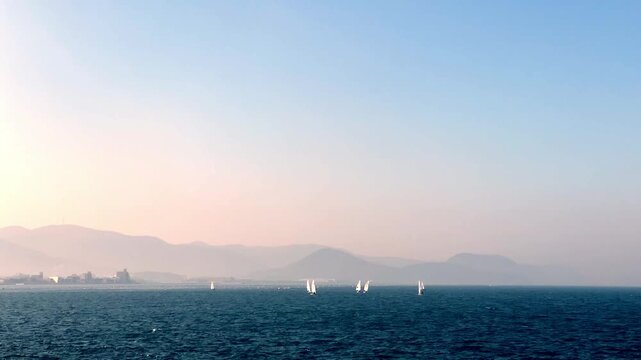 快晴の青い海を航海するヨットの風景