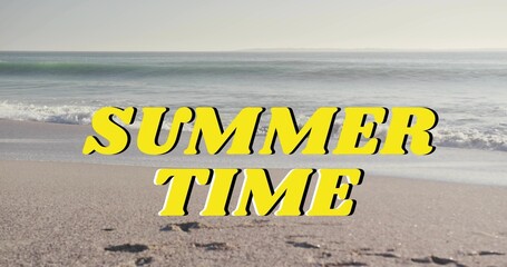 Naklejka premium Displaying bold yellow SUMMER TIME graphic dominating sandy shoreline, showing footprints, waves