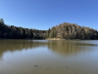 Fototapeta premium Artificial lake Trakoscan (Zagorje, Croatia) - Die See Trakoscan oder künstlicher Trakoscansee (Kroatien) - Umjetno jezero Trakošćan ili Trakošćansko jezero (Hrvatsko zagorje, Hrvatska)