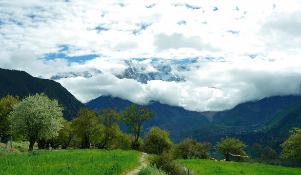 Wonders of the Sea of Clouds at Nangabawa Peak in Suosong Village, Tibet, China