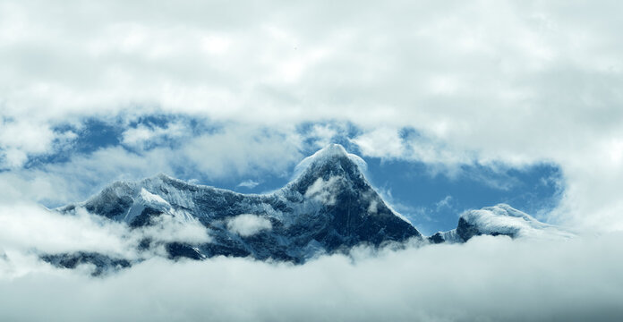 Wonders of the Sea of Clouds at Nangabawa Peak in Suosong Village, Tibet, China