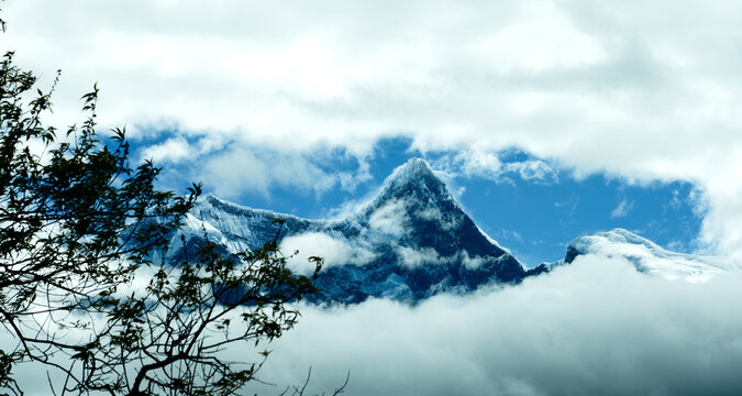 Wonders of the Sea of Clouds at Nangabawa Peak in Suosong Village, Tibet, China
