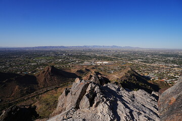 Fototapeta premium Stunning Panoramic View from Piestewa Peak Summit Trail in Phoenix, Arizona - アリゾナ フェニックス ピエステワ ピーク サミット トレイルからの絶景と砂漠とサボテンの風景 