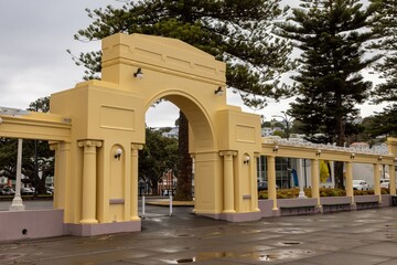 Obraz premium The New Napier Arch, a memorial landmark in Napier, New Zealand, stands as a testament to courage. The archway frames the sea, offering a serene view.