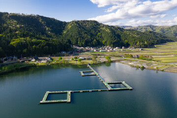 Obraz premium 余呉湖、川並桟橋（ドローンによる空撮）
