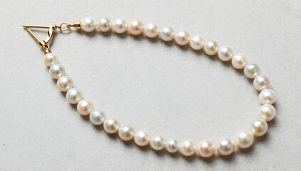 Obraz premium Modernist Asymmetrical Baroque Pearl Necklace with Gold Detail