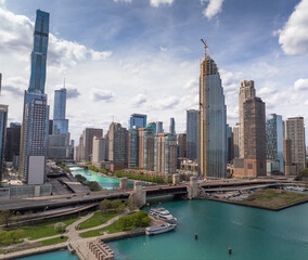 Obraz premium Aerial View of Chicago River and Downtown Skyline on Sunny Spring Afternoon, April 23, 2026