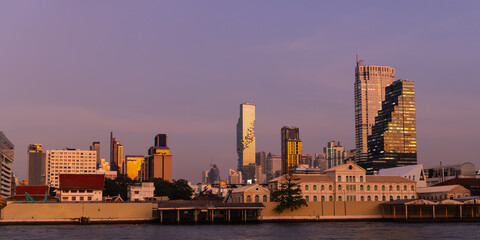 Obraz premium Bangkok cityscape and Modern buildings at sunset