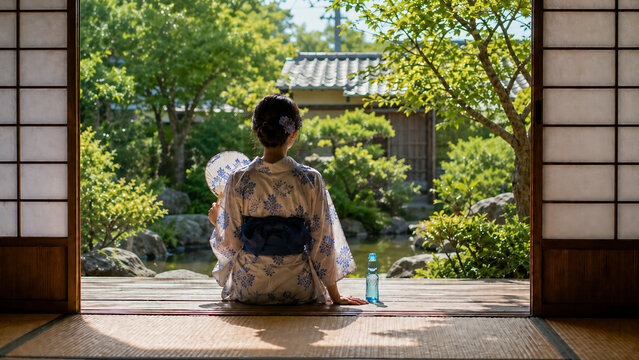 縁側で庭を眺める浴衣姿の女性の夏イメージ