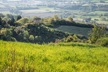 Obraz premium A house on the hill near Belverdere Fogliense in the Province of Pesaro and Urbino, right during the late afternoon