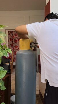 Installing a Pressure Regulator on a Gas Cylinder
