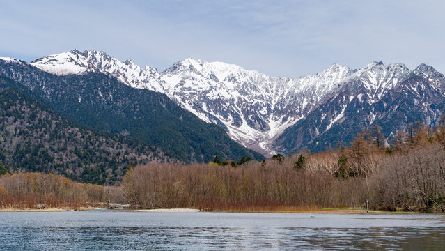 日本：大正池／池越しに見る雪をかぶった穂高連峰【中部山岳国立公園】長野県松本市安曇上高地・4月