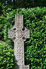 schön verziertes Steinkreuz auf einem Friedhof in Köln © Blende8