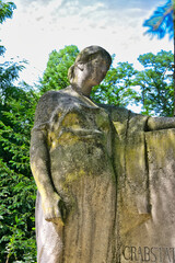 eine Frau in tiefer Trauer an einem Grabstein auf einem Friedhof in Köln © Blende8
