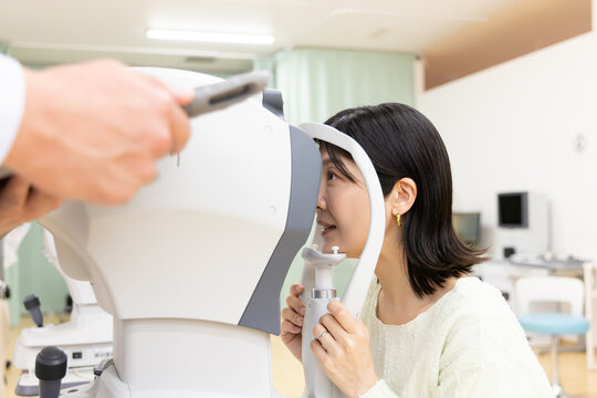 眼科で視力検査を受ける女性