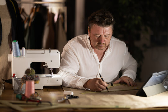 Man carries out leading online tailor training