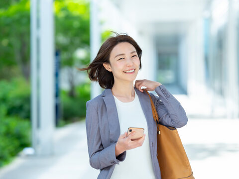 ビジネス　女性　スマホ