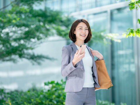ビジネス　女性　スマホ