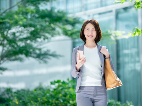 ビジネス　女性　スマホ