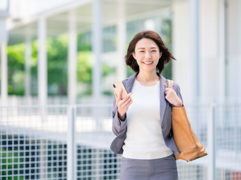ビジネス　女性　スマホ