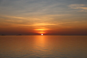 Obraz premium Silent Ocean Sunrise Endless Horizon Calm Sea at Dawn Golden Silence at Sea Where Sky Meets Ocean