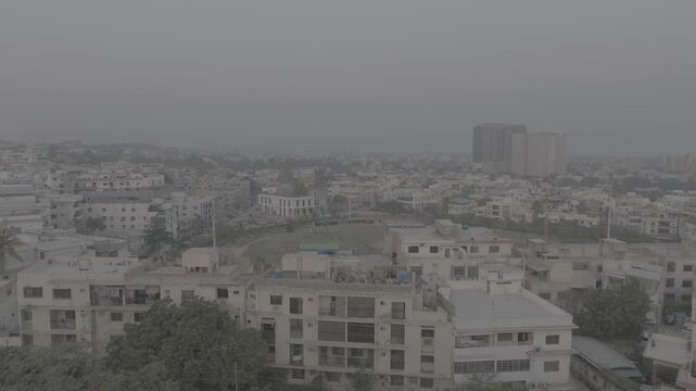 La citt&agrave; di Karachi in Pakistan ripresa con il drone. Palazzi e metropoli caotica