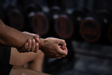 Obraz premium Fitness gym wrist hand stretching athlete bodybuilder closeup injury or pain