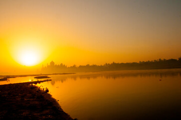Obraz premium Taj Mahal at sunrise on the Yamuna River
