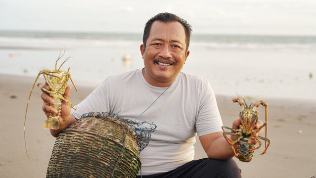 portrait, smiling lobster fisherman in tabanan, bali, indonesia, balinese people, sea in background