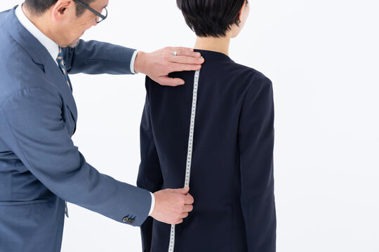 アパレル　ファッション　サイズを測る男性　女性　スーツ　テイラー　オーダーメイド