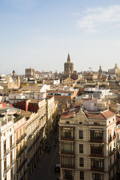Valencia Stadtbild mit historischer Stra&szlig;e und Skyline &ndash; mediterrane Architektur in Spanien