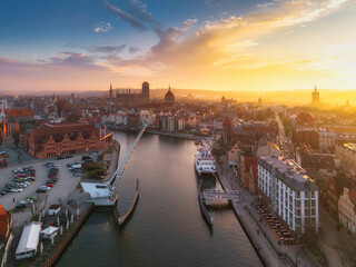 Obraz premium Beautiful Gdansk over the Motlawa river at sunset. Poland