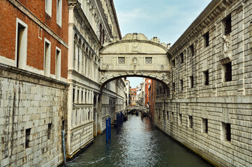 Obraz premium Bridge of Sighs and Doges Palace over Palace Canal in Venice Italy
