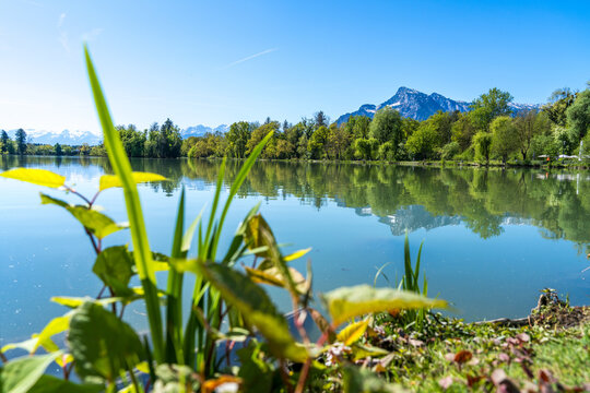 Untersberg und Leopoldskroner Weiher im Fr&uuml;hling